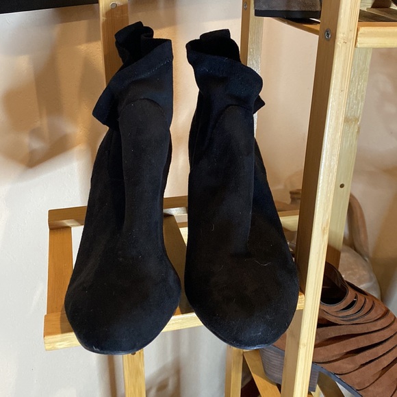 Like new sz 9 BCBG generation black heel boot - Picture 1 of 7